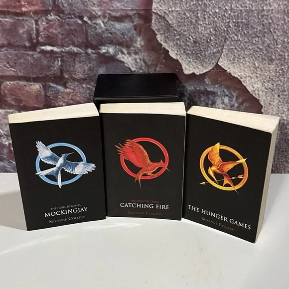 The Hunger Games Trilogy by Suzanne Collins Paperback Box Set Of 3 Novels - Picture 7 of 16